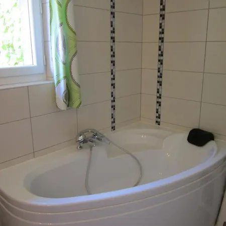 Maison Familiale Avec Jardin Clos, Cheminee, Animaux Acceptes Et Internet A - Fr-1-489-552 Ferrieres-sur-Sichon
